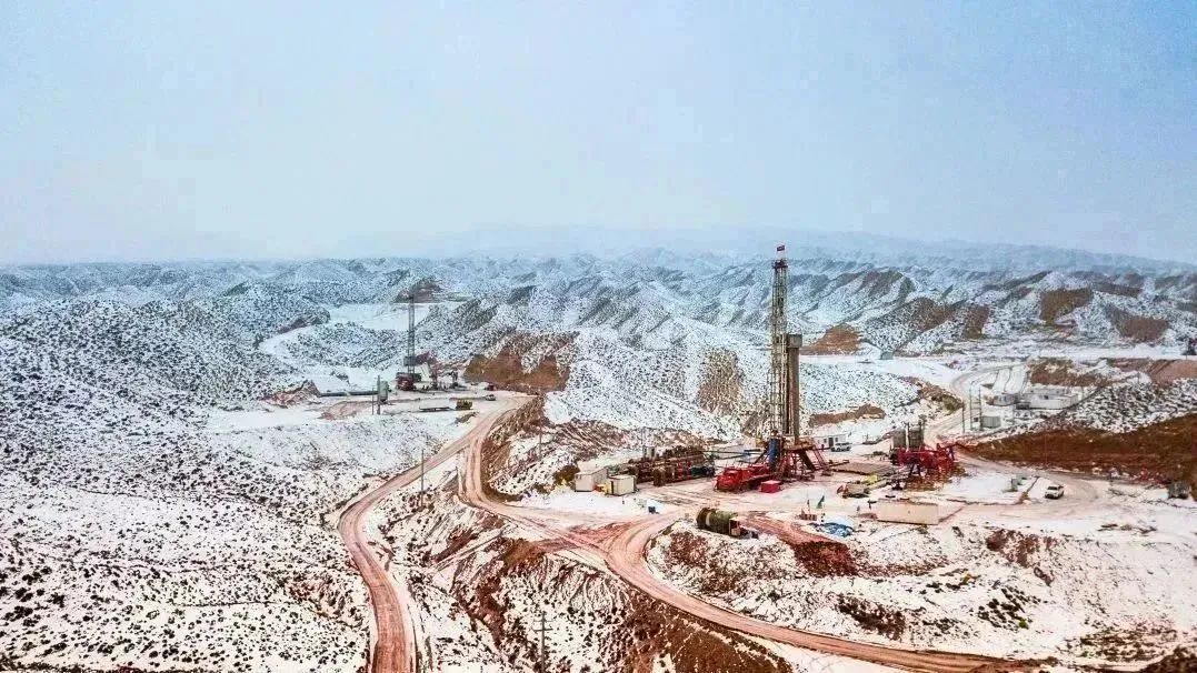 近日，玉門油田高效組織原油生產開發工作，狠抓冬季安全生產管理，緊盯天氣變化，加強油水井的日常動態管理。1月份，玉門油田累計產油6.36萬噸，累計產氣760.87萬立方米。扎實推進新能源項目，200兆瓦光伏發電項目運行平穩。朱俊霖 攝