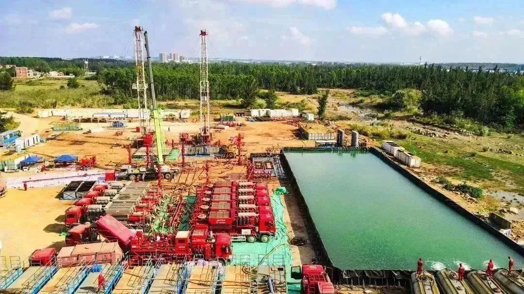 1月份，南方勘探公司統籌推進“油氣勘探、開發生產、新能源業務”三項工作，著力打造提質增效“精進版”，油氣產量實現“超計劃”運行，實現營業收入、利潤同比分別增長11.1%和16.6%，分別創近十年和近九年來最好水平。文詩璟 攝