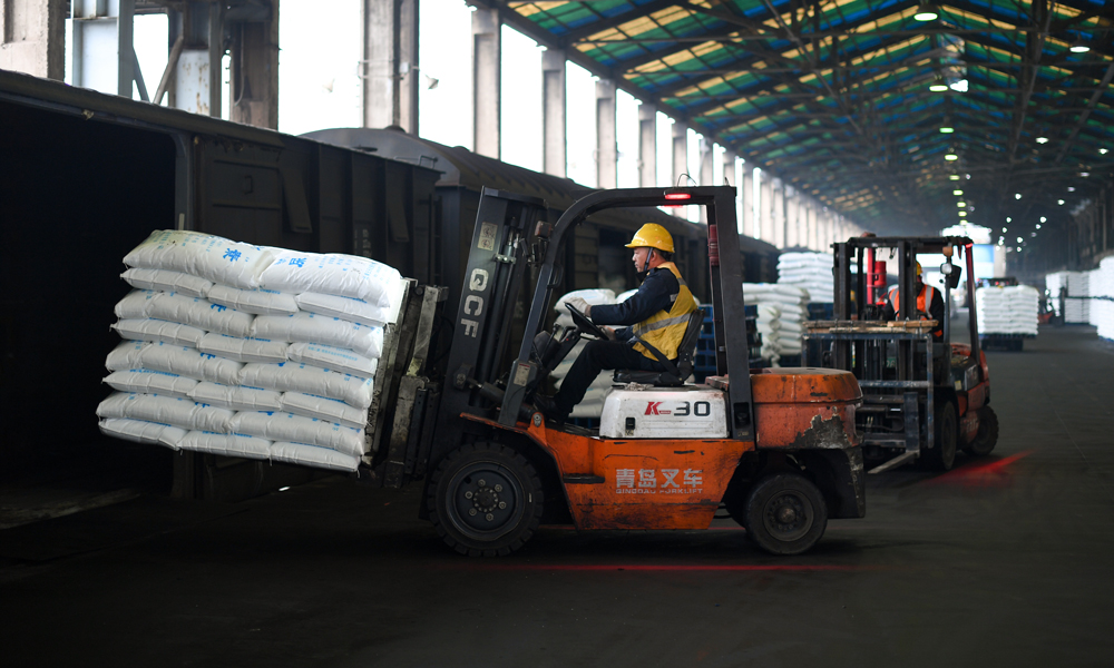 眼下正值春耕備耕時節，作為春耕期間投放化肥產品位居中國前列的國內大型涉農企業，云天化集團充分發揮大型氮磷肥裝置規模優勢、技術優勢和安全環保優勢，以周期性、計劃性、預防性管控為措施，持續提升裝置“長周期”運行能力，有效發揮裝置產能，全力以赴保障春耕化肥供應工作。