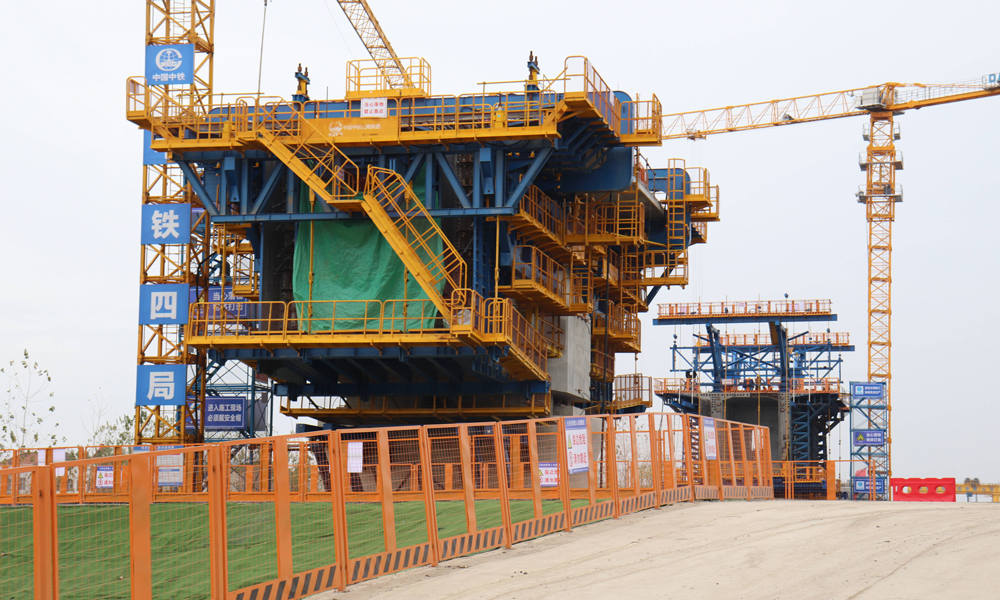 近日，用于滬渝蓉高鐵武宜段2標的懸臂智慧造橋機通過試驗認證，標志著中國中鐵旗下中鐵四局主導研發的智慧造橋機將正式投入量產，為加速高鐵建設注入新的科技動能。