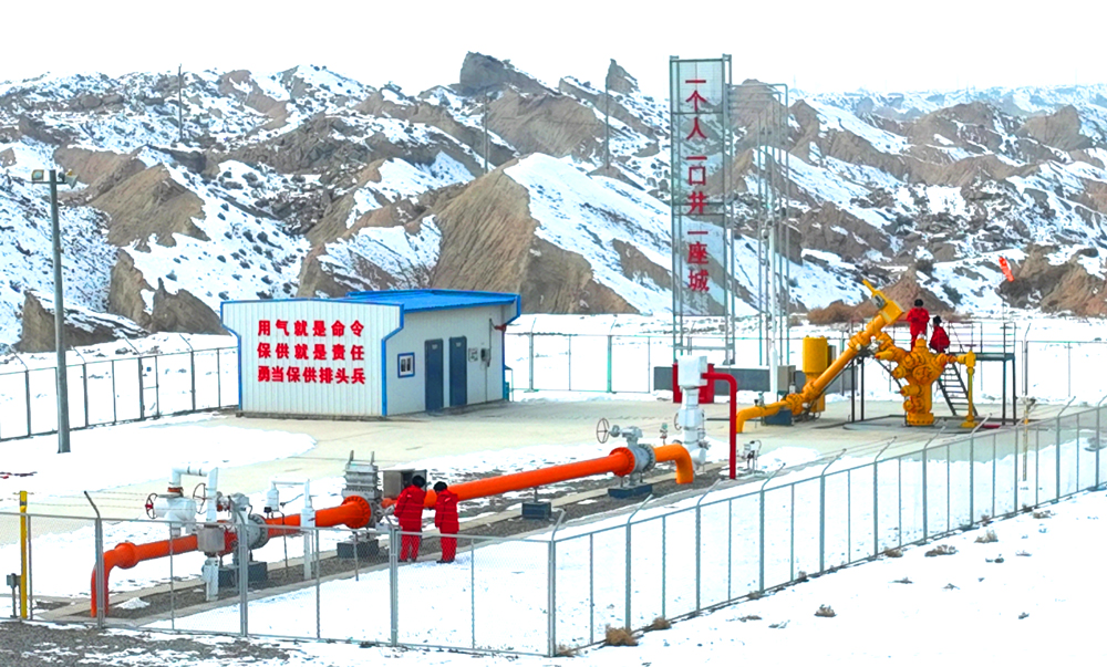 2月上旬，寒潮來襲，我國中東部大部地區自西向東出現大范圍雨雪天氣。中國石油各企業第一時間啟動應急預案，全鏈條發力，迎戰寒潮。圖為塔里木油田克拉采氣作業區克拉2-7井巡井員工查看壓力動態，確保安全平穩生產。陳士兵 攝