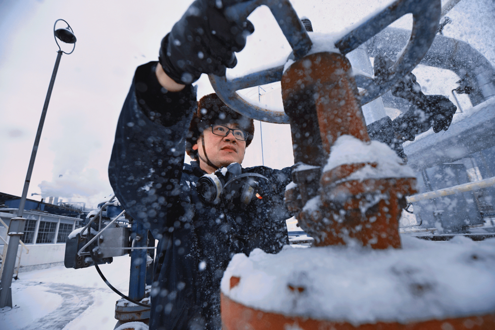 近日，大慶石化員工增加巡檢頻次，確保裝置平穩運行。楊志剛 攝