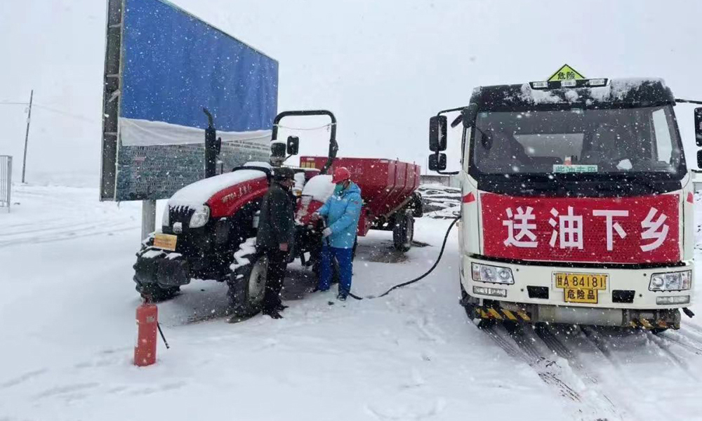 近日，甘肅銷售定西分公司員工冒雪將今年第一車春耕用油送至農戶家中。王斌 攝