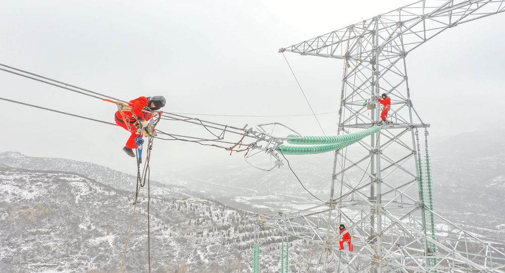 2月13日，在山西送變電公司承建的山西壽陽明泰電廠、西上莊電廠點對網500千伏線路工程施工現場，施工人員開展雪后架線作業。