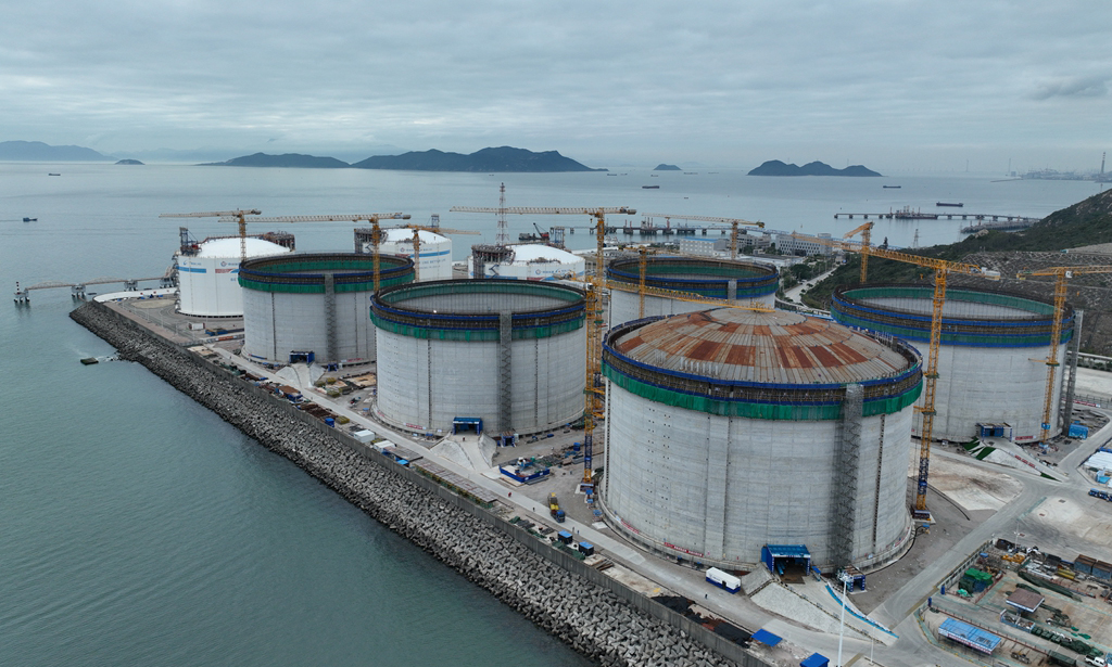 2月20日，在中國海油金灣“綠能港”二期項目施工現場，海洋石油工程股份有限公司的工作人員搶抓南方雨季來臨前的施工窗口，進行液化天然氣儲罐氣壓頂升作業。