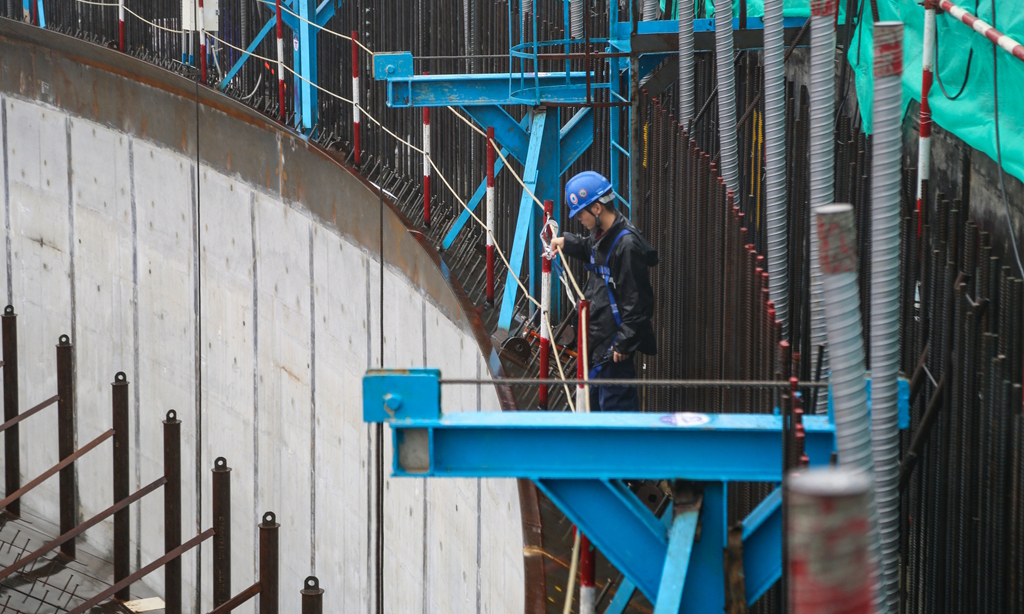 跨度百米的儲罐穹頂是設計建造的巨大難題。27萬立方米儲罐的穹頂就像一個由144根H型鋼拼接而成的傘蓋，需要在沒有任何中間支撐的情況下跨越近百米的距離。不僅如此，穹頂還要能承受上方1萬余噸混凝土重量。項目組通過模擬500種工況組合、經過上萬次的計算，找到了穹頂圓弧結構面的最佳曲率，并精細化模擬了穹頂混凝土分環澆筑的施工方案，成功解決了超大跨度薄殼結構穩定性難題。