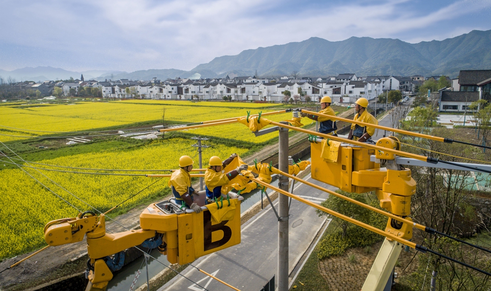 近日，國網浙江杭州富陽供電公司員工開展配電線路檢修作業，保障春耕春種用電。