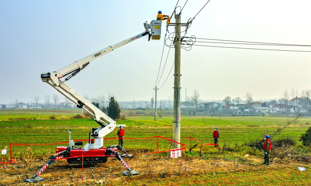 近日，國網湖北棗陽供電公司運用履帶式帶電作業車檢修農網線路。