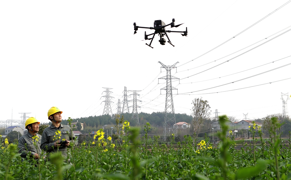 近日，國網湖南衡陽供電公司員工操控無人機巡檢輸電線路。