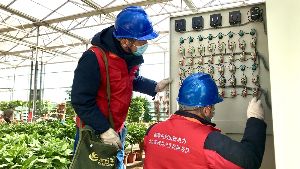 近日，國網山西長治供電公司員工在農業大棚基地檢查用電設備。
