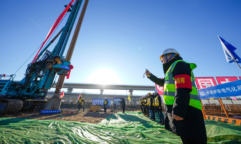 2月25日，雄安新區至忻州高速鐵路（簡稱雄忻高鐵）新蓋房特大橋建設正式動工，標志著雄忻高鐵雄保段全面進入主體施工階段。雄忻高鐵雄保段線路從雄安新區雄安站引出到保定南站，正線全長54.34公里。圖為當日，中鐵電氣化局的施工人員在雄忻高鐵新蓋房特大橋建設現場指揮鉆孔作業。新華社記者 牟宇 攝