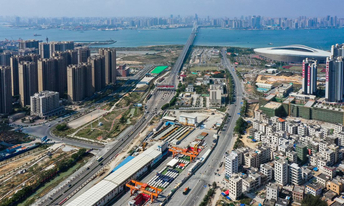 近日，中鐵十四局承建的廣湛鐵路全線控制性工程——湛江灣海底隧道盾構施工由“穿海模式”轉為 “穿城模式”，并在穿城過程中順利與湛江海灣大橋海濱路立交橋樁基以不足1米的間距“擦肩而過”。湛江灣海底隧道盾構段全長7551米，開挖直徑14.33米，目前已累計掘進4546米。圖為2月28日，廣湛鐵路湛江灣海底隧道盾構區間“過海穿城”（無人機照片）。新華社記者 劉大偉 攝