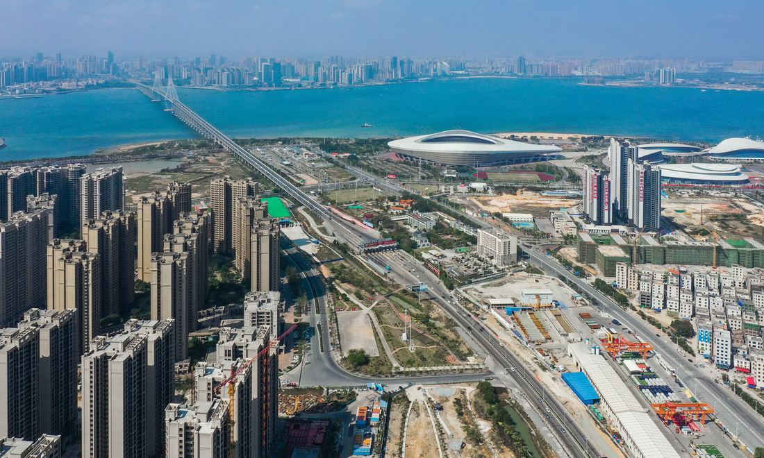 據介紹，廣湛鐵路正線全長401公里，設計時速350公里，通車后將實現廣州中心城區至湛江中心城區90分鐘互達，極大促進湛江融入粵港澳大灣區聯動發展。圖為2月28日，廣湛鐵路湛江灣海底隧道盾構區間“過海穿城”（無人機照片）。新華社記者 劉大偉 攝