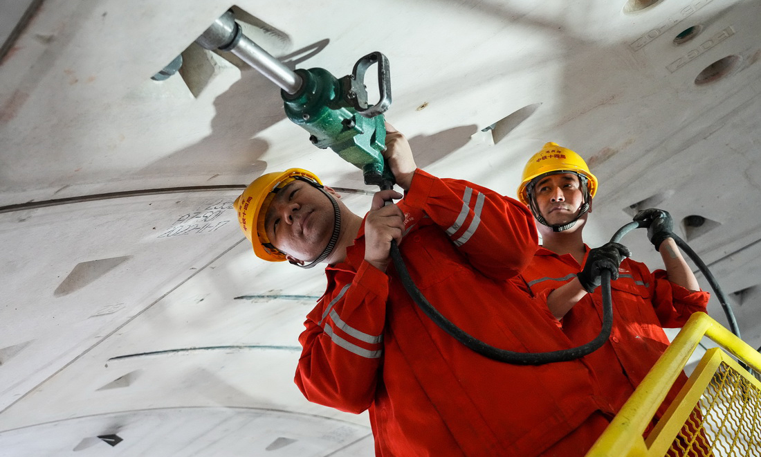 2月28日，施工人員在廣湛鐵路湛江灣海底隧道盾構區間鉚固隧道管片。新華社記者 劉大偉 攝