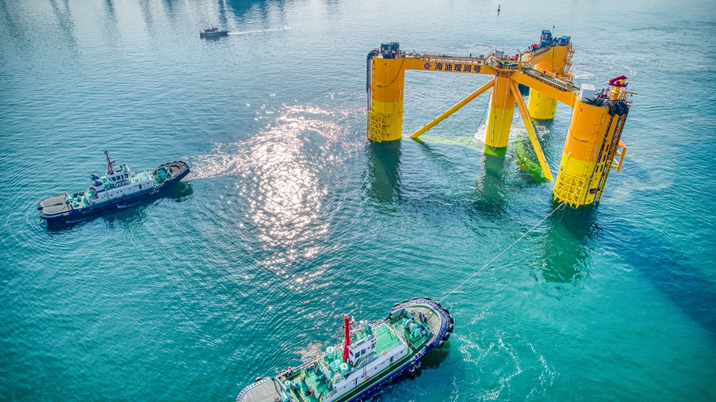 3月3日，我國首個深遠海浮式風電平臺“海油觀瀾號”的浮體結構已經從青島啟程10天了。它正去往1200多海里外的珠海，在那里將與風機和塔筒完成一體化集成，隨后它將載著“大風車”抵達文昌油田群所處海域，為海上油氣生產平臺提供源源不斷的綠色電力。
