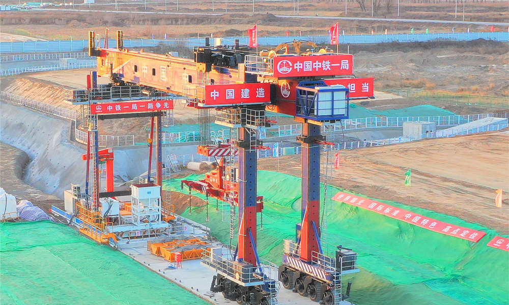 雄安新區啟動區EA4綜合管廊項目由中鐵一局施工，計劃于2024年1月達到竣工條件。“雄安號”U盾架管機順利始發，標志著雄安新區綜合管廊工程建設正式進入快速施工期。