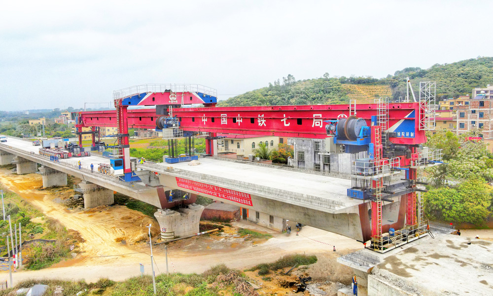 近日，在中國中鐵重點工程項目現場，一線工作人員正全力推進施工進度、沖刺關鍵節點。圖為3月15日，隨著最后一榀32.6米790噸高鐵雙線箱梁就位，中鐵七局承建的廣（州）湛（江）高鐵八標387榀箱梁架設完成，為后續橋面系及無砟軌道施工奠定了良好基礎。