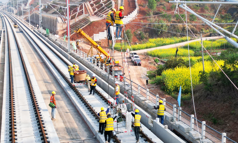 3月11日，中鐵二局電務公司自（貢）宜（賓）高鐵接觸網首條承力索成功展放，標志著自宜高鐵接觸網上部工程進入攻堅階段。圖為自宜高鐵接觸網作業現場。