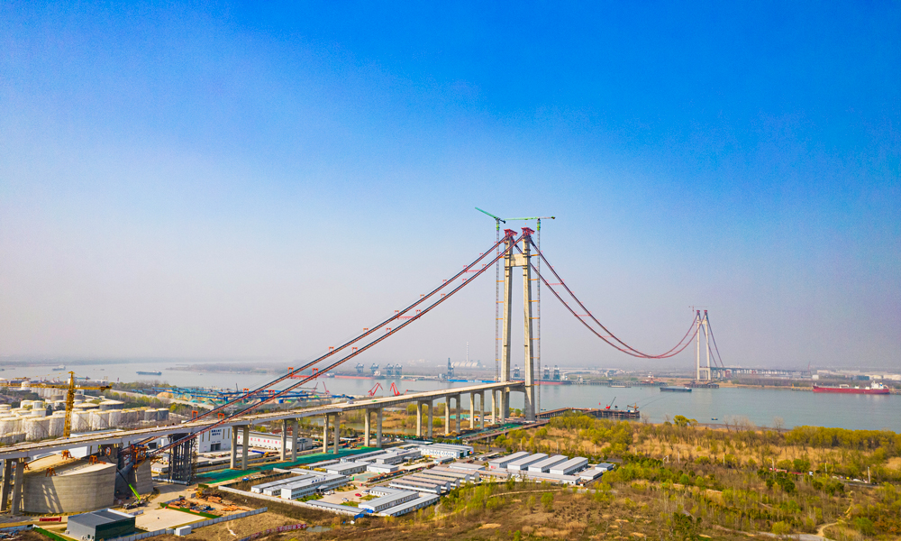 3月10日，隨著最后一根索股精準就位，中鐵大橋院勘測設計、中鐵大橋局參建的南京仙新路長江大橋主纜架設完成，標志著大橋建設又完成一個關鍵節點，為后續鋼箱梁吊裝奠定了基礎。