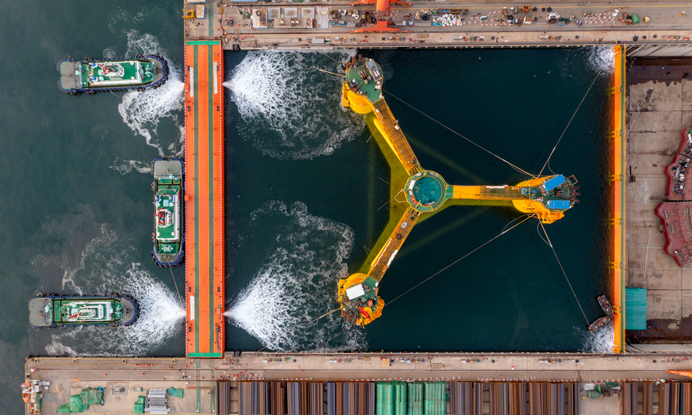 “海油觀瀾號”裝機容量7.25兆瓦，由浮式基礎和風機組成，整體高度超200米，吃水總重達11000噸。底部是一個三角形浮式基礎，由30個鋼結構模塊組裝而成，包括3個邊立柱和1個中間立柱，整體邊長近90米、高約35米、重量達4000噸。浮式基礎上方是高約83米，相當于30層樓高的圓筒形狀柱子，柱子上方裝有重達260噸的機艙，可以指揮風機進行轉動和變槳操作，被譽為風機的“大腦”。機艙前部是直徑達158米的葉輪，也就是人們熟知的“大風車”，轉動一圈的掃風面積近20000平方米，約等于2.7個標準足球場的大小，帶動3只大葉片使機艙中的發電機轉動，生成源源不斷的綠色電力。