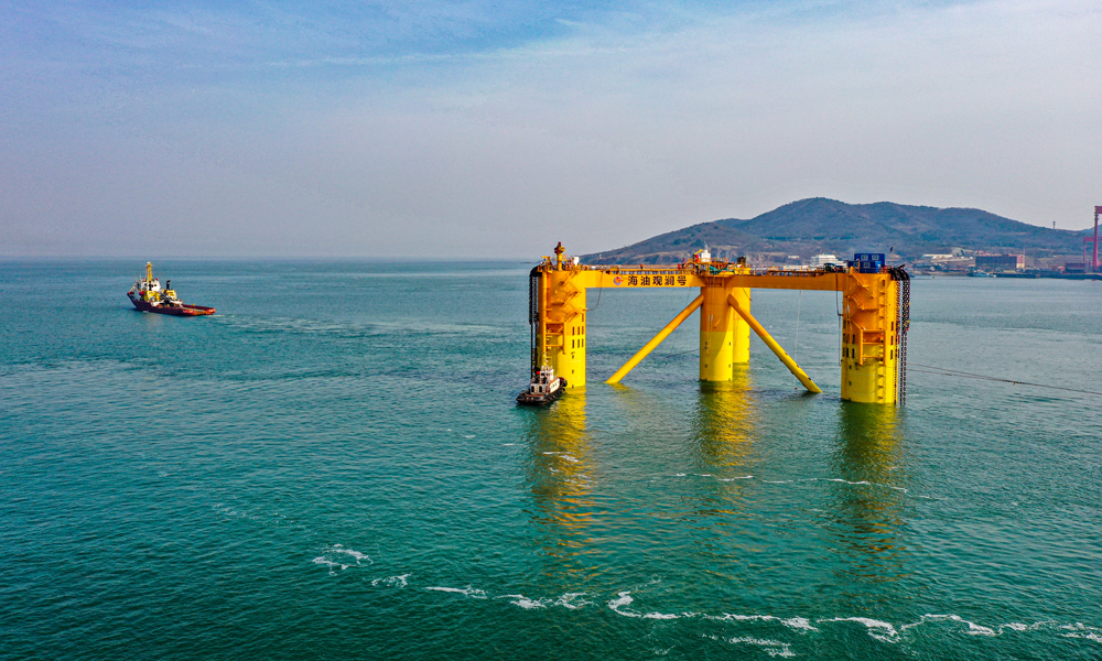 “海油觀瀾號”將安裝于距海南文昌136公里的海上油田海域，通過9根總重超過2400噸的錨鏈牢牢拽住這個“海上摩天輪”。投產后，風機年發電量將達2200萬千瓦時，所發電力通過1條5公里長的動態海纜接入海上油田群電網，用于油氣生產，每年可節約燃料近1000萬立方米天然氣，減少二氧化碳排放2.2萬噸。