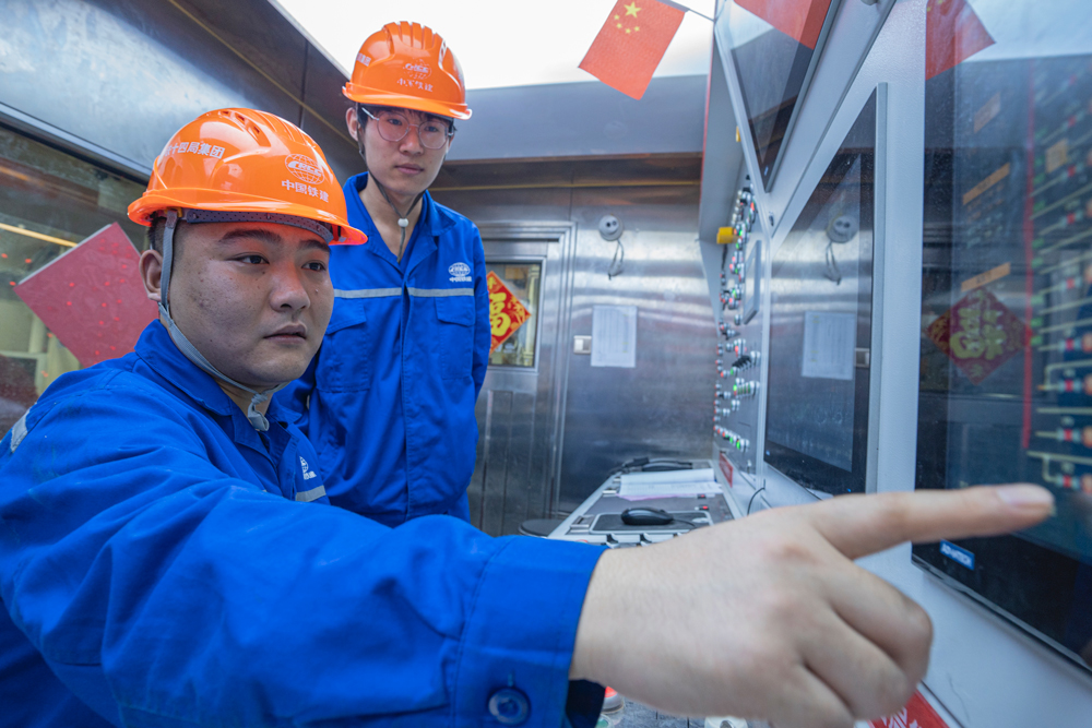 據悉，上海機場聯絡線工程建成通車后，乘客往來虹橋與浦東兩大綜合交通樞紐，由原來90分鐘縮減至40分鐘。同時還將進一步增強浦東和虹橋綜合交通樞紐對長三角區域的輻射作用，服務長三角城市群，為提升上海全球城市能級和核心競爭力、落實長三角一體化發展國家戰略提供有力支撐。圖為盾構機長劉昕（左下）在駕駛“新穿越號”盾構機。