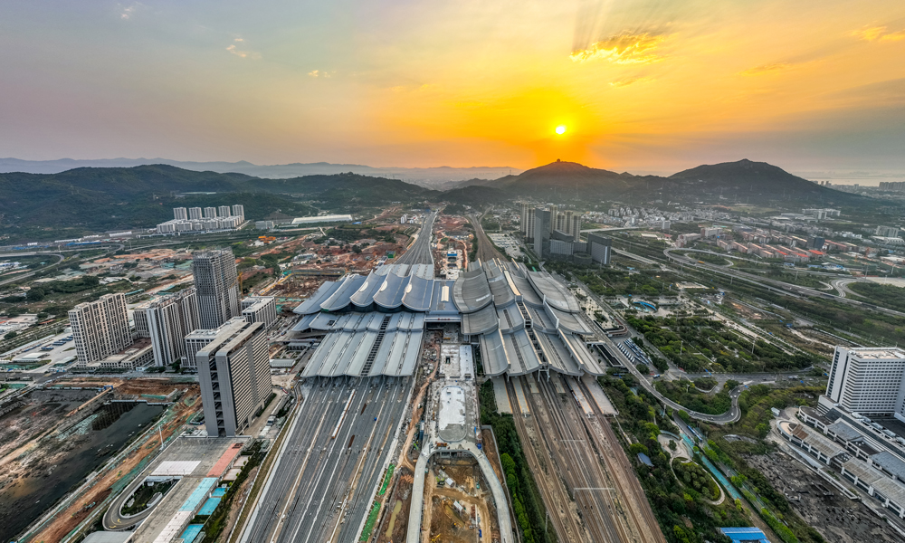 近日，中國鐵建所屬中鐵建設新建廈門北站工程最后一片外架拆除，標志著國內在建最大波浪形站房外立面正式亮相。圖為新建廈門北站外立面航拍。