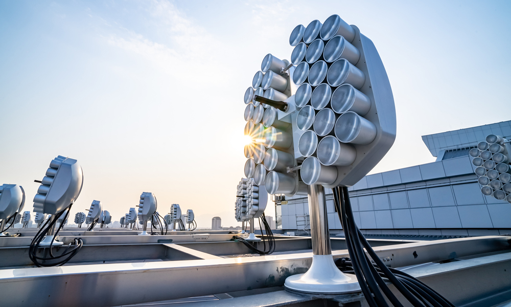 中鐵建設利用全產業鏈優勢，發揮“中鐵芯”高端機電品牌技術效能，在國內站房建設中首次全面運用智能光纖系統。這也是當前全國站房光能利用率最高的智能光纖系統，能源利用效率高達80%，光纖照明覆蓋面積達7000平方米，預計全年節約用電約72萬度，相當于減少565噸二氧化碳排放。圖為該站房所采用的自動跟蹤采光機。