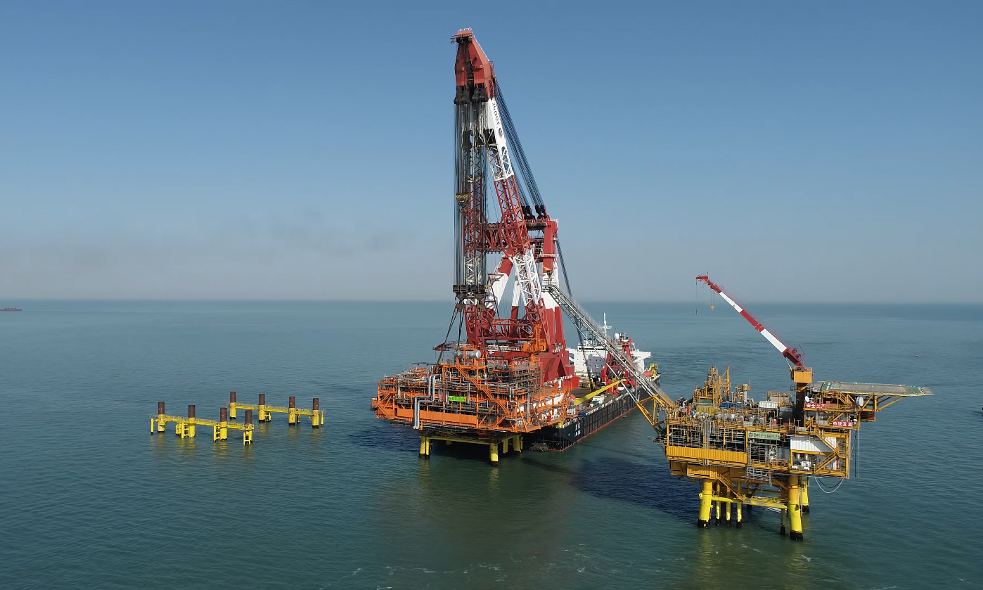 近日，渤海油田首個高壓注氣平臺——渤中19-6凝析氣田I期開發項目BOP平臺（簡稱：渤中19-6BOP平臺）完成連接調試并順利通過機械完工驗收，這是目前國內增壓能力最大的海上高壓循環注氣平臺，標志著我國海洋油氣裝備制造技術取得新的突破，對加大國內海上油氣資源開發、保障國家能源安全具有重要意義。