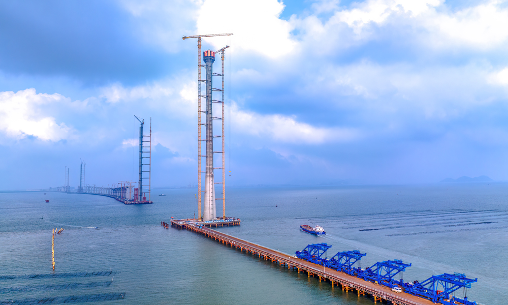 4月18日上午10點，廣東省交通集團在建的粵港澳大灣區超級工程黃茅海跨海通道項目最后一座主塔——黃茅海大橋中塔順利封頂。至此，項目的關鍵工程黃茅海大橋和高欄港大橋五座主塔全部封頂。