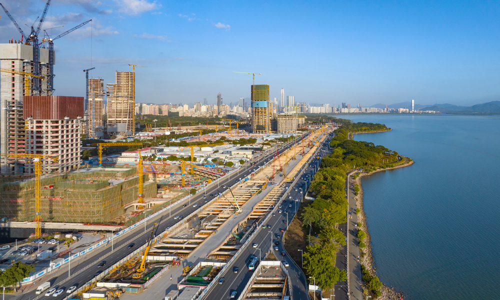 近日，中國中鐵建設者搶抓春季回暖施工“黃金期”，不斷刷新重點工程項目建設“進度條”，跑出高質量發展“加速度”。圖為近日拍攝的深圳濱海大道交通綜合改造工程建設現場。建成后，深圳濱海大道沿海東西向主干道擴容至雙向14車道，形成集城市道路、地下港灣式公交停靠站、城際線站點于一體的地下4層空間，完美實現“地上看海、地下行車”。