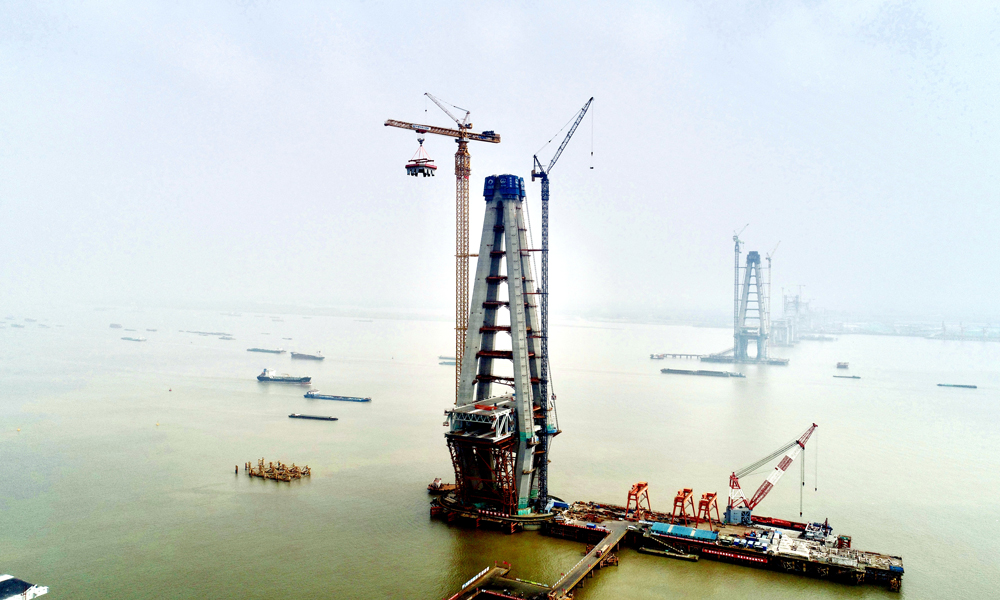 近日，隨著280噸重的底節鋼塔穩穩放置在250米高的中塔柱合龍段上，中國中鐵旗下中鐵大橋院設計、中鐵大橋局承建、中鐵工業參建的常泰長江大橋主航道橋6號主塔轉入上塔柱施工階段。常泰長江大橋主航道橋主跨達1176米，是世界最大跨度公鐵兩用斜拉橋，6號主塔設計高度352米，是世界在建最高橋塔。