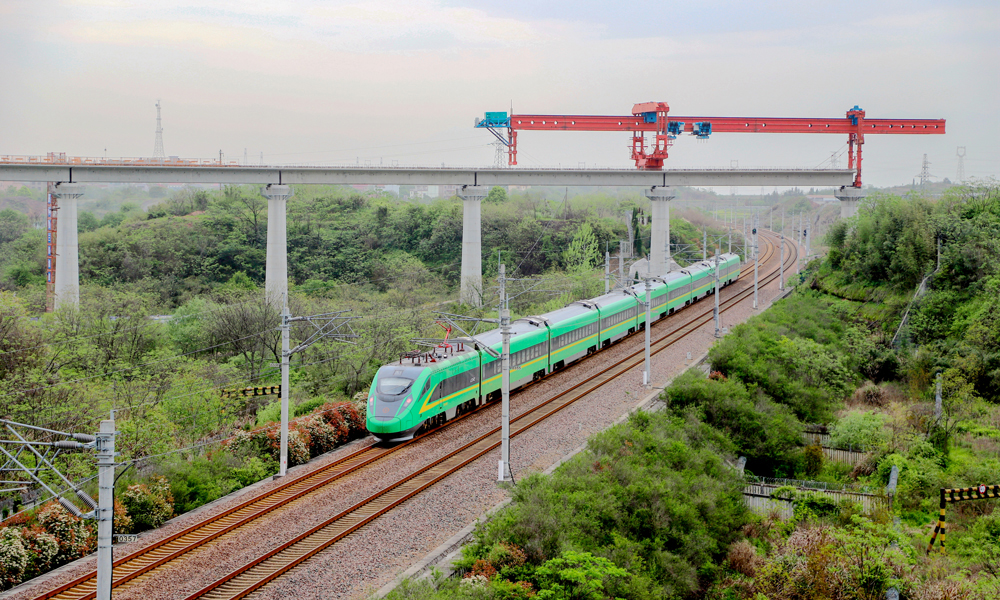 近日，隨著架橋機將最后一榀重達376噸的簡支箱梁精準落位在杭衢鐵路九景衢下行聯絡線特大橋橋墩上，中鐵三局承建的杭衢鐵路（建衢段）九景衢下行聯絡線成功上跨衢九鐵路。目前，宜威高速公路2標項目施工建設已完成超過90%。項目建成后，川南地區將新增一條出川高速公路通道。