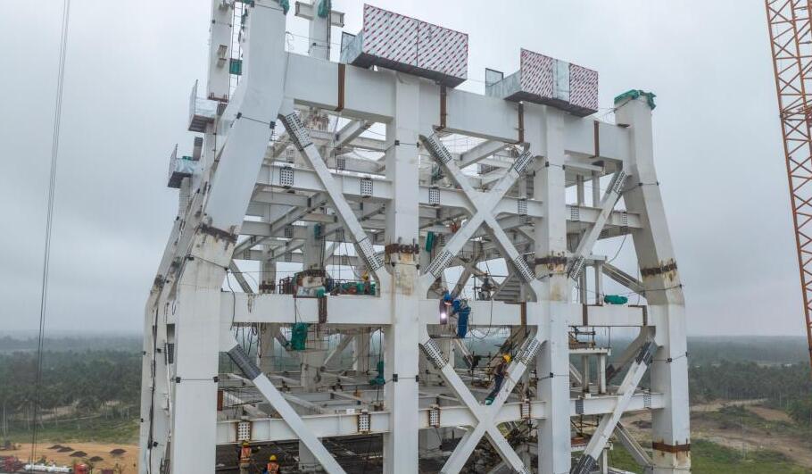 當前，該項目建設正在提速，設備生產和現場施工日夜不停同步進行。據悉，今年5月底將完成勤務塔主體結構建設，今年底完成一號發射工位總體目標設備設施的現場安裝調試工作。中國新聞網記者 駱云飛 攝