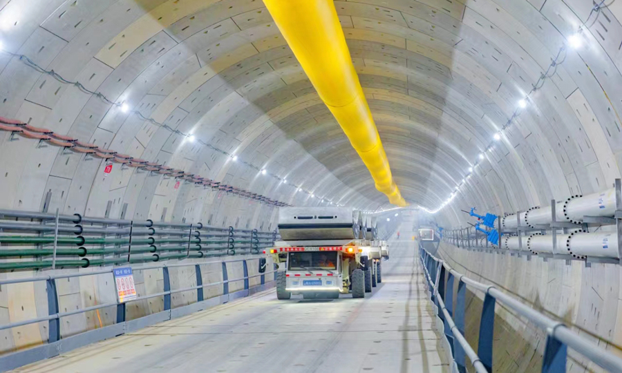 濟南黃河濟濼路北延隧道工程是深入落實黃河流域生態保護和高質量發展國家戰略的重要交通工程，也是連通濟南市主城區和新舊動能轉換起步區的重要紐帶。工程建成后，將進一步優化黃河兩岸交通布局，有力服務城市空間拓展，推動濟南“攜河北跨”戰略的實施。未來，市民從濟南城市副中心到主城區，駕車10分鐘左右可達。圖為成型后的隧道內景。