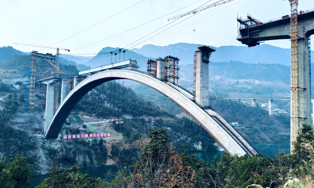 1月10日，中鐵大橋局承建的渝湘高鐵重慶至黔江段黃草烏江雙線大橋拱上鋼梁第1聯第3節段架設完成。該橋位于重慶市武隆區江口鎮銀盤電站庫區，橫跨烏江，全長593.65米，主跨275米，是一座上承式勁性骨架鋼筋混凝土拱橋，拱上鋼梁共計3聯，分成9個節段架設，目前已架設完成4個節段，預計月底完成全部鋼梁架設。