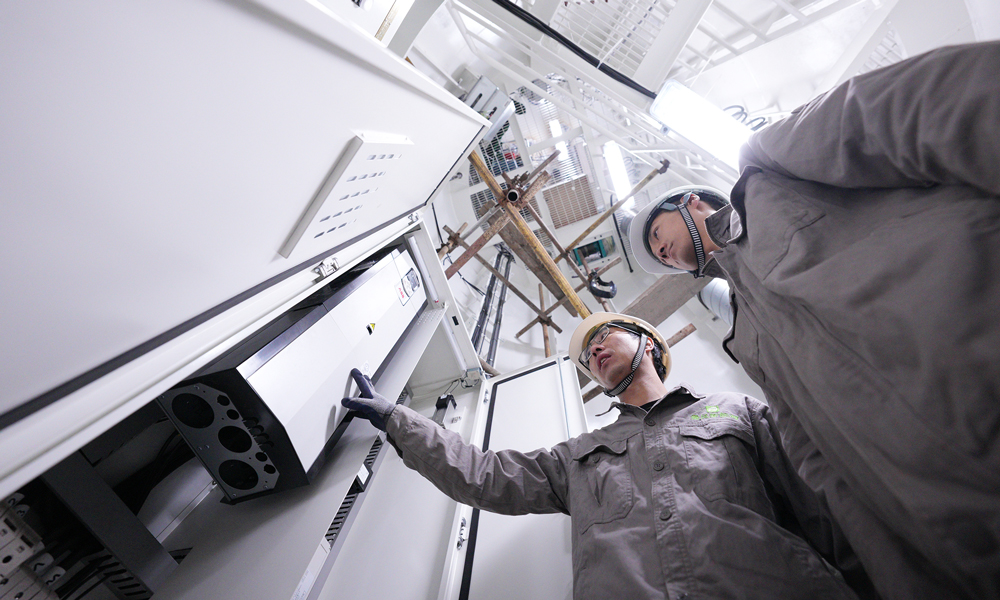 技術人員在船用風力旋筒助推系統塔筒內部進行調試工作。韓慶 攝