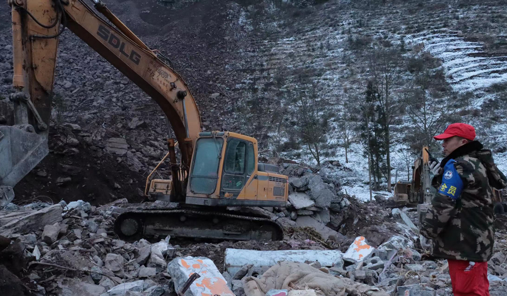 針對現場存在的大體積塊石，中國安能救援隊調用破碎錘等裝備，進行液壓分解破碎處置。滑坡山體的頂部仍存在不穩定的危巖體和圍巖，為避免可能出現的二次滑坡傷害，中國安能救援隊安排專職安全人員對塌方山體不間斷地開展安全監測，制定了應急疏散方案，并組織開展了緊急避險演練。