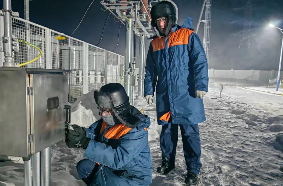 中廣核新疆吉木乃源網荷儲一體化項目團隊頂著刺骨寒風，開展送電前各項準備工作，確保項目順利并網。