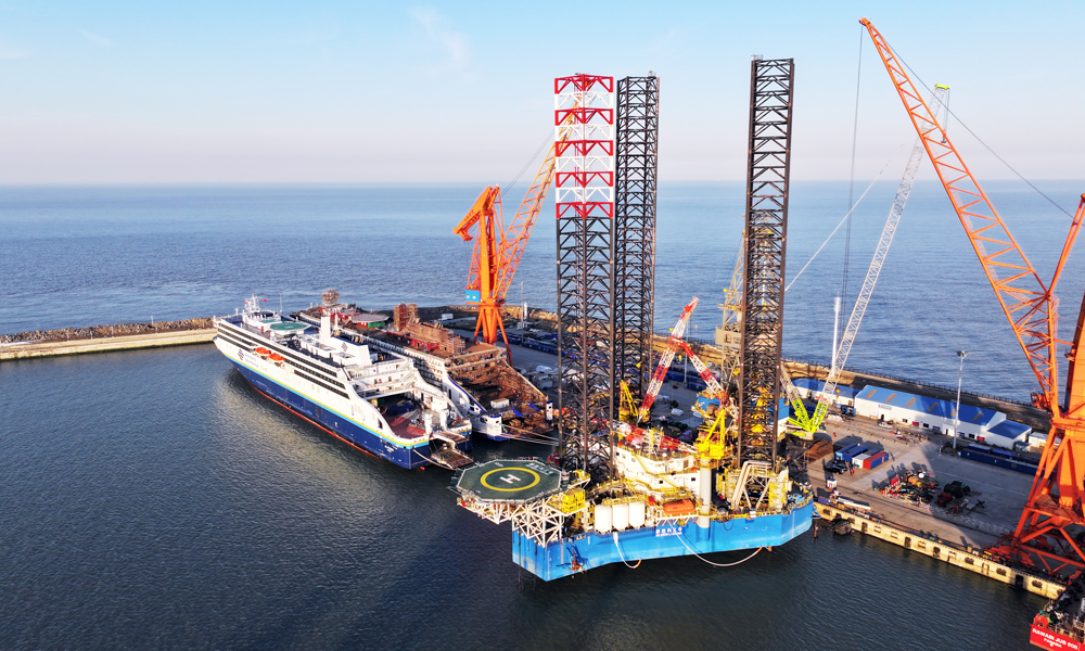 近日，中國石化勝利石油工程公司新勝利三號鉆井平臺正式竣工交付。該平臺最大作業水深106.7米，最大鉆井深度9000米。