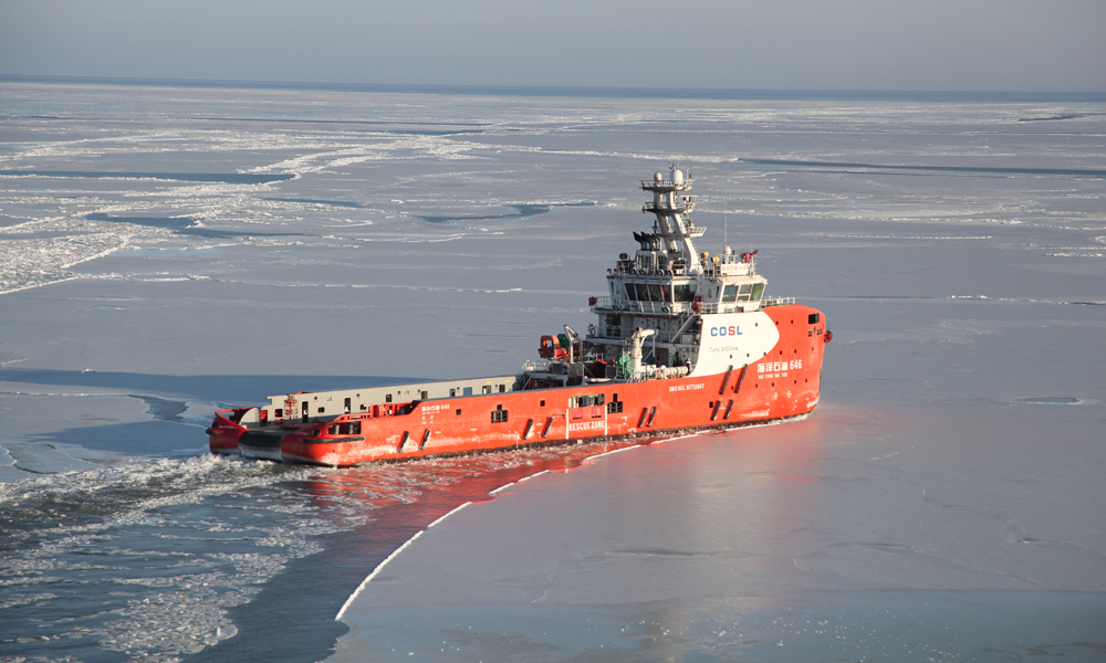 錦州20-2氣田在加密現場巡檢的同時，通過監測系統全天候關注冰情變化，協調破冰船24小時不間斷破冰，保障天然氣穩定供應。圖為破冰船正在開展破冰作業。