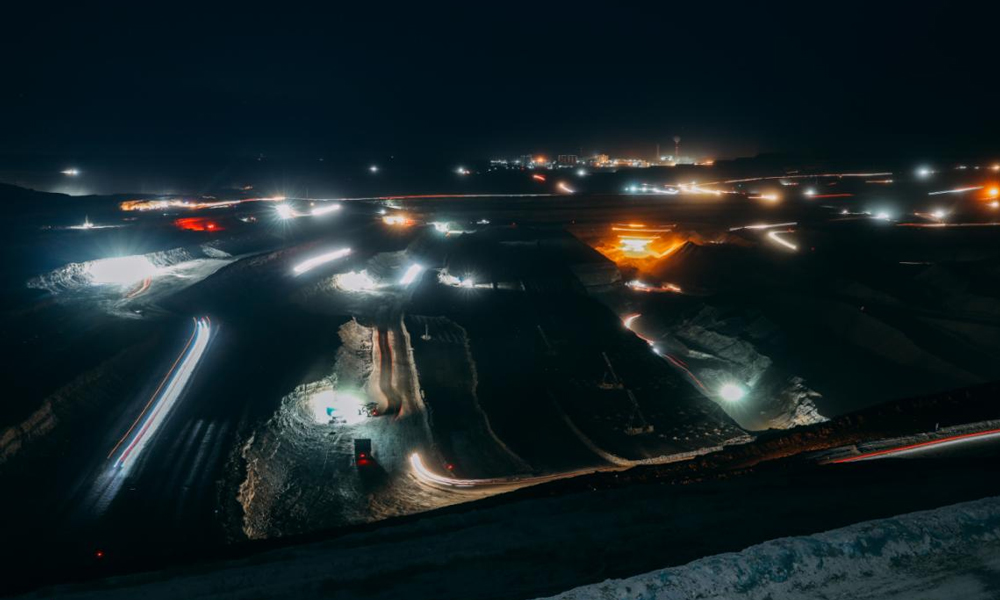 近日，國家能源集團準能集團扎實推進安全生產保障工作，確保煤炭穩產穩供。1月份，準能集團生產商品煤548.3萬噸，發電2.51億度，能源保供扎實有力。圖為黑岱溝露天煤礦生產現場。該礦根據冬季低溫、降雪等氣候特點，優化調整剝離推進、原煤開采等環節的生產方案，保證煤炭穩產穩供。