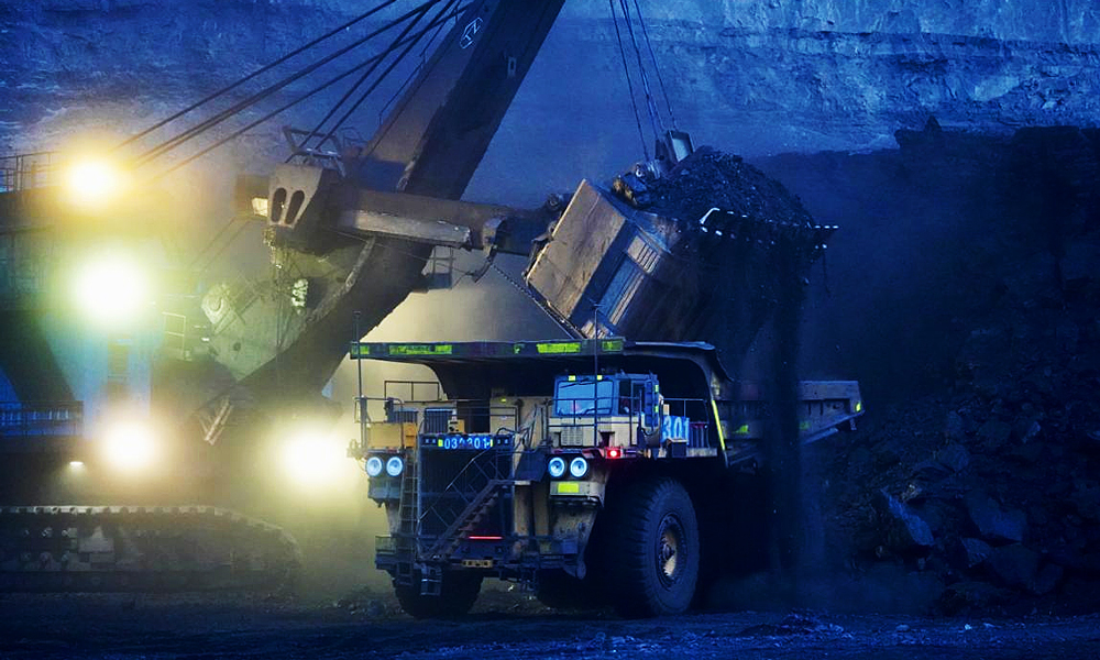 準能集團黑岱溝露天煤礦通過氣象預警提示、行車安全提醒、安全培訓、現場巡視等多項措施，科學規劃剝、采、運、排各環節，確保采煤進度。圖為電鏟為卡車裝載煤炭。