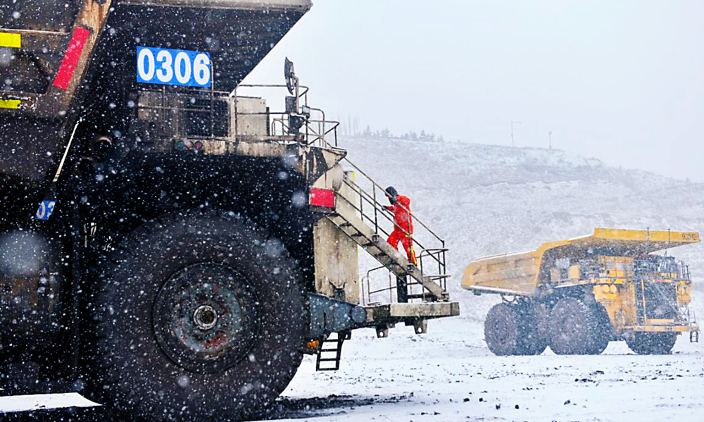 準能集團哈爾烏素露天煤礦積極做好設備防寒越冬工作，全面加強運輸卡車點檢力度，從源頭上消除設備的松、漏、缺、裂等現象，切實提升設備安全性能。圖為運輸隊工作人員對卡車進行點檢。