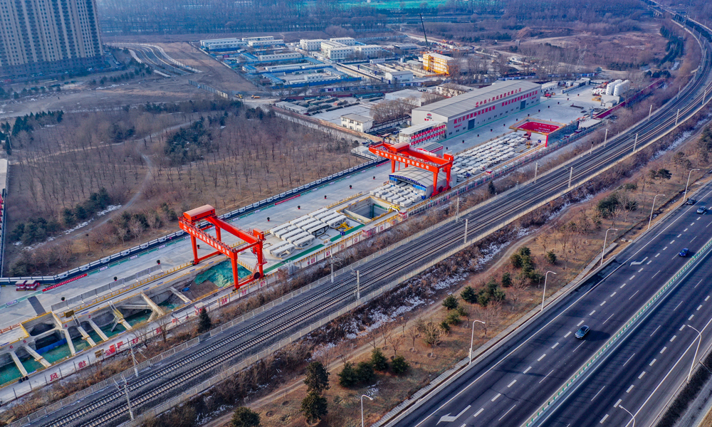 春節期間，由中國鐵建所屬中鐵十四局承建的京唐城際鐵路運潮減河隧道正常掘進。該隧道是北京地區目前直徑最大的高鐵隧道，使用直徑13.3米盾構機“京通號”開挖。中鐵十四局京唐城際鐵路八標項目的200名建設者堅守崗位，與這臺總長約138米、總重量約3200噸的“巨無霸”一起跨年。圖為京唐城際鐵路項目航拍。