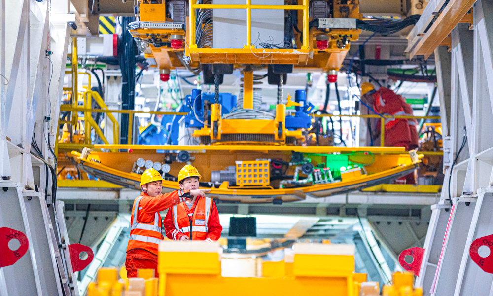 京唐城際鐵路起自北京城市副中心站綜合交通樞紐，終至河北省唐山市既有唐山站，途經北京市通州區、河北省廊坊市、天津市寶坻區、河北省唐山市，線路全長約148.7公里，預計2025年底開通運營。“京通號”盾構機負責的運潮減河隧道是這條鐵路全線貫通前的“最后一步”。圖為隧道管片拼裝手準備吊裝作業。