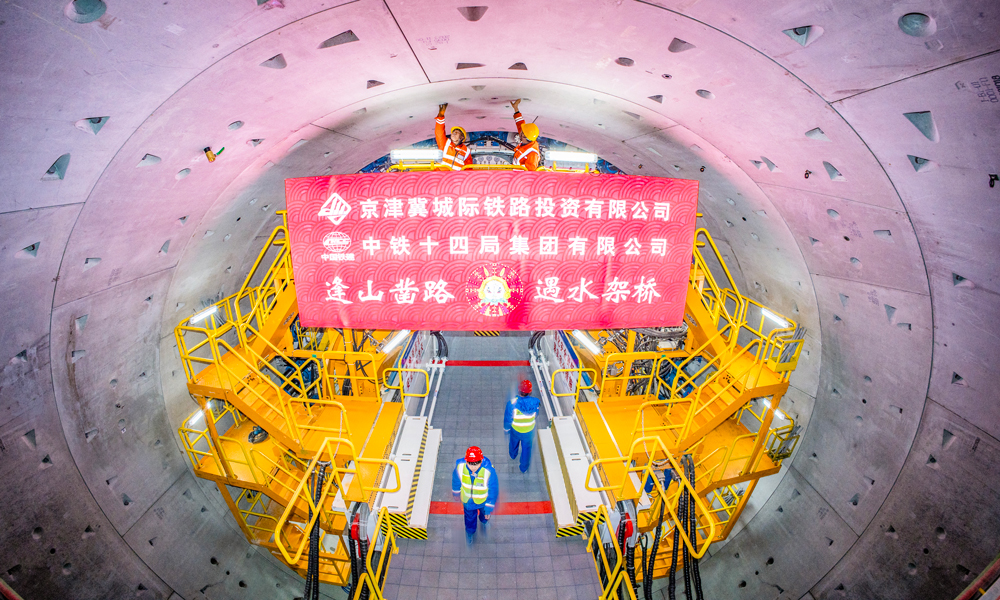 “京通號”于2023年12月28日始發，向前掘進1285米，依次穿越“一河一路一文物”等風險源，計劃于今年6月10日與正在建設的北京城市副中心綜合交通樞紐連通，實現全線洞通。圖為現場工作人員在成型隧道內檢查管片螺栓連接情況。