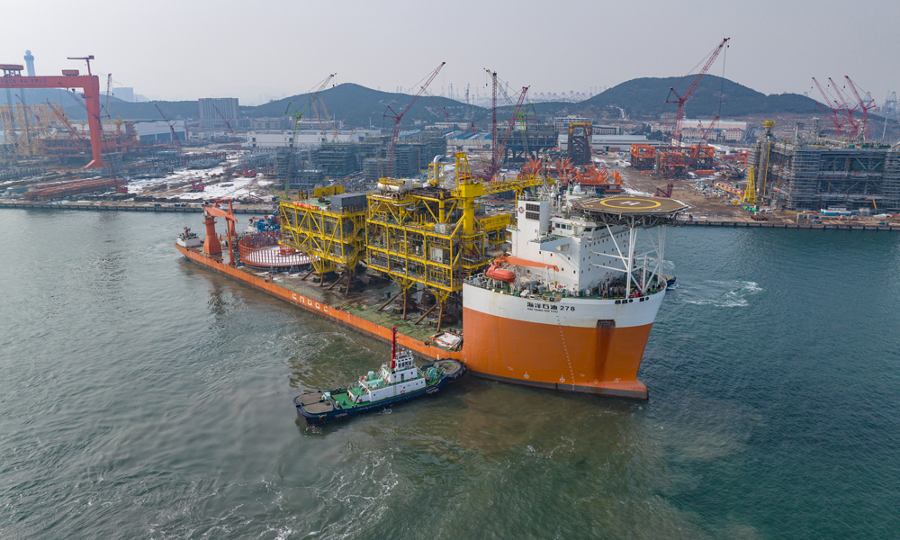 春節期間，中國海油各單位員工堅守崗位，確保油氣安全穩定供應。圖為“海洋石油278船”裝載著“深海一號”二期工程組塊在青島起航離港，跨越1500海里運輸至項目作業現場，保障海上安裝工作。楊一君 攝