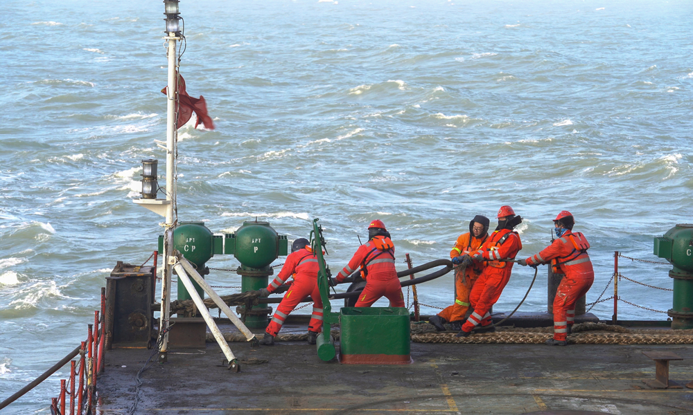 在渤中26-6油田開發項目CEPA導管架安裝現場，“藍疆”船上200多名施工人員堅守一線，進行導管架插樁打樁作業。路健健 攝
