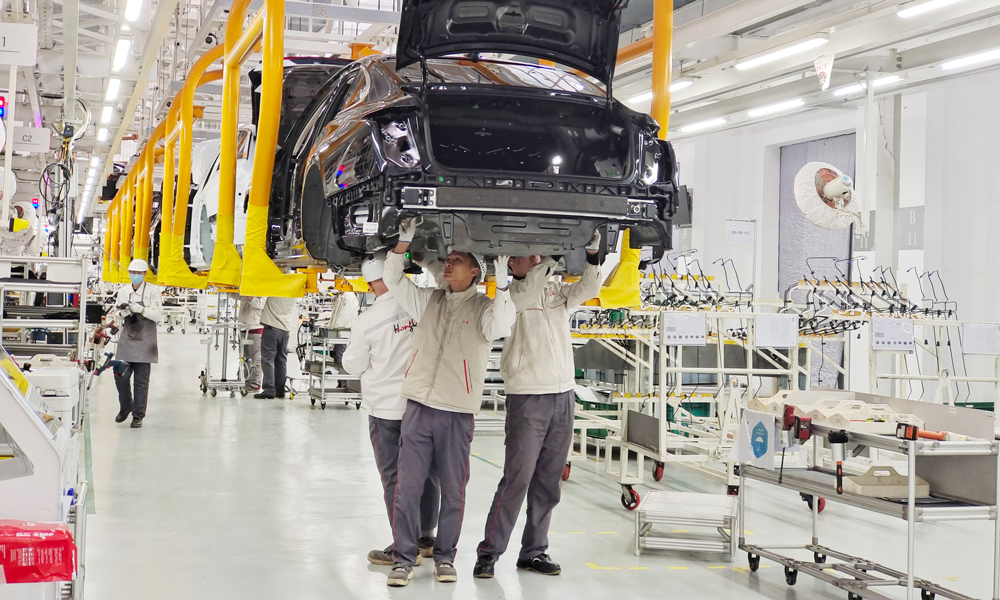 近日，中國一汽各大基地紛紛開工生產，全力以赴搶開局，力爭實現首季“開門紅”。圖為工作人員在吉林省長春市紅旗制造中心長青廠區總裝車間進行電源線束安裝工作。